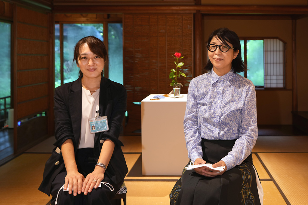 古川美術館 学芸員 早川祥子さん(左)/メタル＆ジュエリーデザインコース 米山和子教授(右)